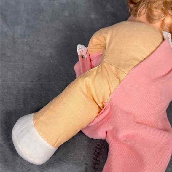 Vintage Eegee Goldberger 1981 Hong Kong Baby Doll Curly Sleepy Eyes Soft Body - Picture 11 of 11